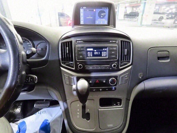 2017 Hyundai Grand Starex 5seater Diesel Van Mordern - Image 11