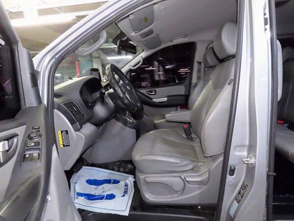2017 Hyundai Grand Starex 5seater Diesel Van Mordern - Image 16