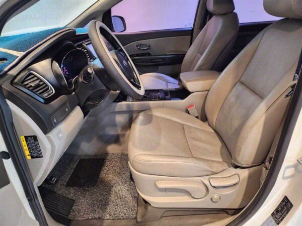 2017 KIA All New CARNIVAL Diesel Luxury - Image 12