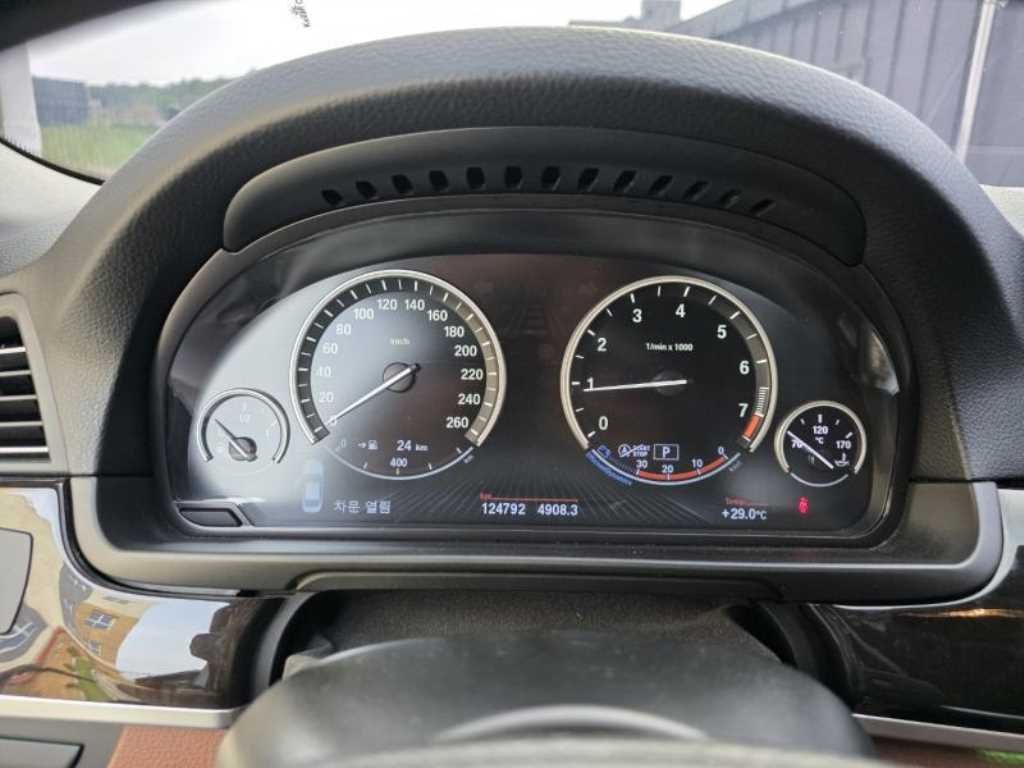 2013 BMW 5series (6th generation) 528i xDrive - Image 8