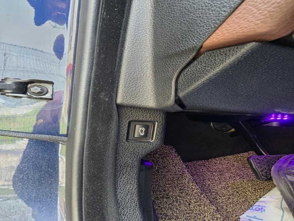 2013 BMW 5series (6th generation) 528i xDrive - Image 4